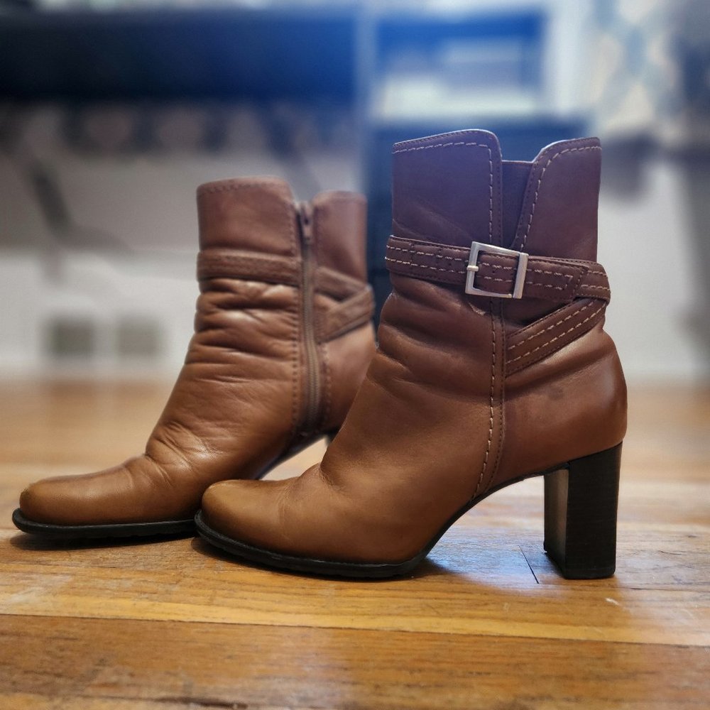 Naturalizer Tan ankle boots, size 6M